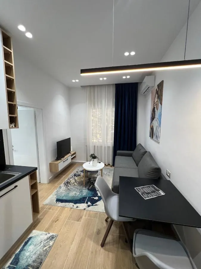 Apartament In Blloku In Front Of Taiwan 地拉那